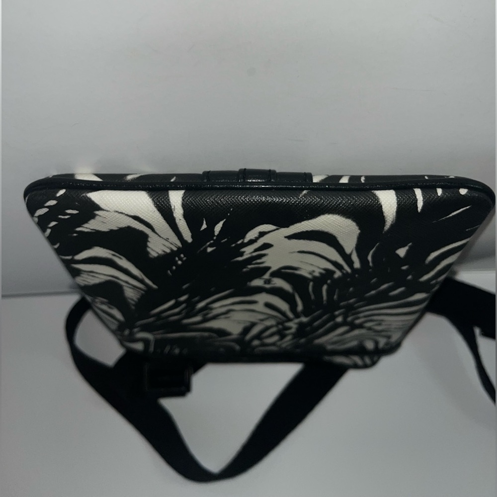 🛍 L.A.M.B. Crossbody Bag - Picture 6 of 7